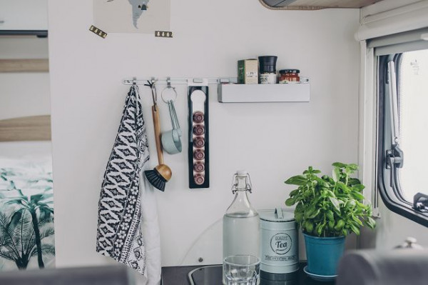 Spice rack, including fixing strap